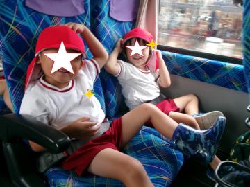 3歳児がバスにのっているところ