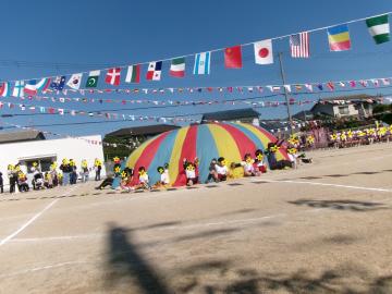 4歳児がパラバルーンをしているところ
