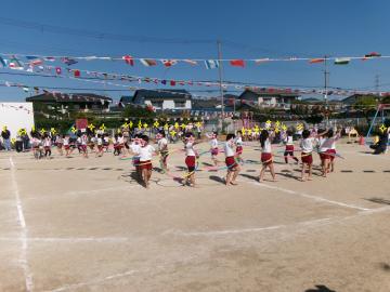 5歳児がフープにチャレンジしているところ