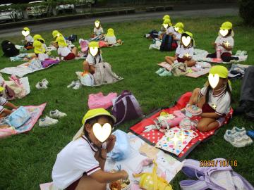 4歳児がお弁当を食べているところ