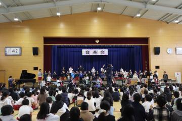 体育館の壇上で6年生が演奏している様子