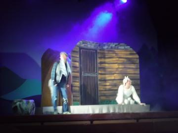 舞台上にいるスタッフ2人が劇を始める様子