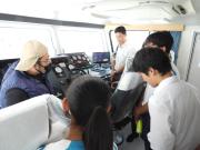 操舵室の説明を受ける様子