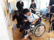 船内の固定具を使って車いすを固定する様子