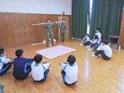 応急処置の方法を教わる様子