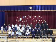 生徒が体育館の舞台で合唱をする様子