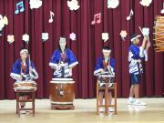 1年生が太鼓の演奏をする様子