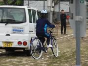 生徒が自転車で障害物を避ける練習をする様子
