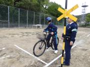 生徒が自転車で踏切を渡る練習をする様子