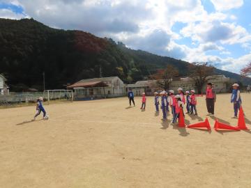 校庭でコーナーキックをする児童たちの様子