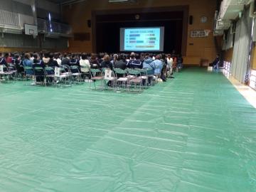 進路説明会を聞いているようす2