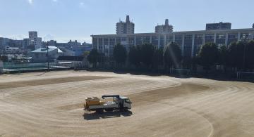 にがりを撒いている様子