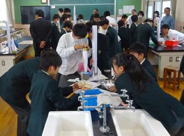 グループに分かれた生徒がロケットを製作中