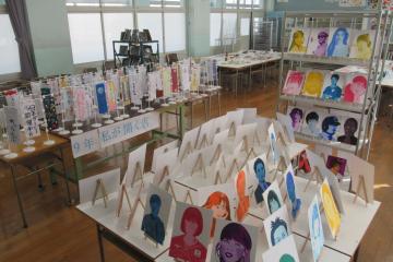 校舎内で、後期課程の生徒が作製した美術科作品が展示されている様子