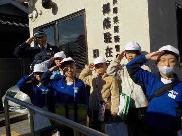 駐在所を訪問したグループの集合写真