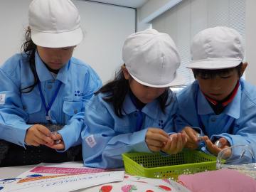 日本化薬の建物内で見学する児童たちの様子