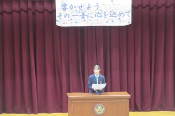 生徒代表がステージで弁論をしている様子