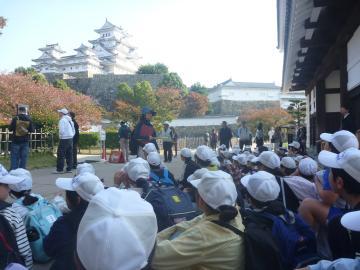 姫路城を見学している児童たちの様子