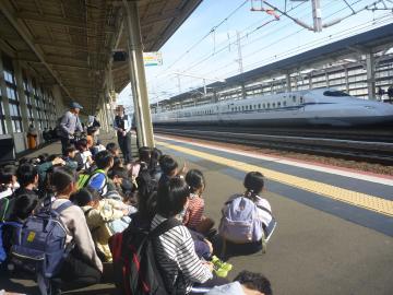 姫路駅の新幹線ホームで見学する児童たちの様子