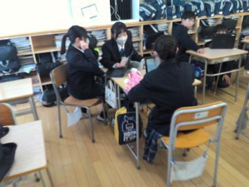 生徒が休み時間に友だちと話しているようす