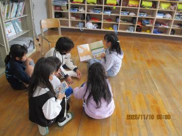 1年教室で読んでいる子ども達