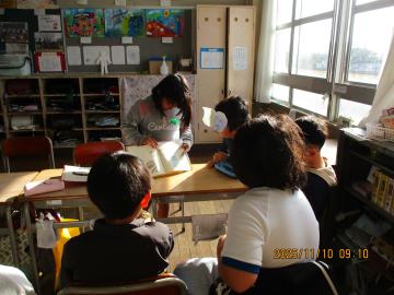 3年教室で読んでいる子ども達