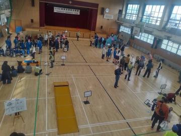 体育館で防災体験をするようす