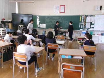 2班が話し合っている様子