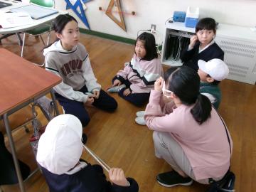 3班前の方で話し合っている様子