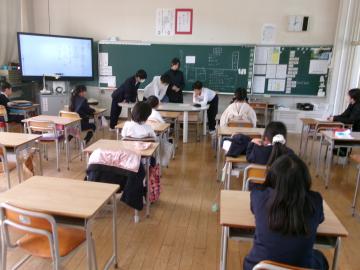 3班後ろで話し合っている様子