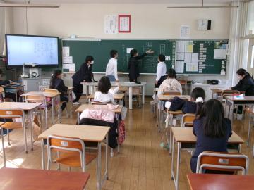 4班話し合っている様子