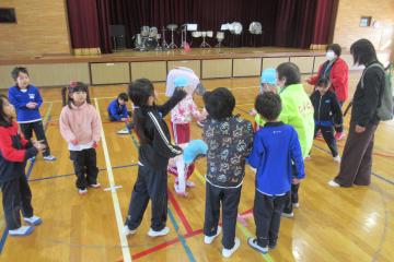 体育館で児童がお手玉に取り組んでいる様子