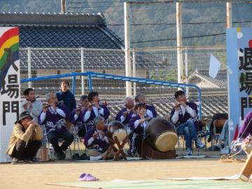 校庭でお囃子を演奏する三枝草獅子舞保存会の皆さんの様子