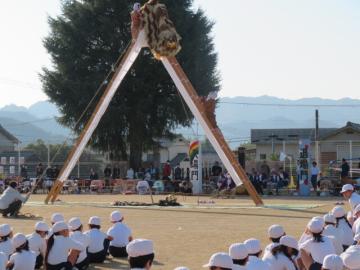 校庭で獅子舞を鑑賞する児童たちの様子