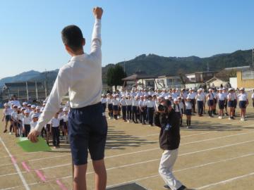 校庭で開会式の挨拶をする児童代表の様子