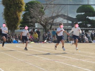 校庭で6年生が100メートル走をする様子