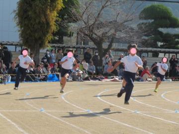 校庭で5年生が100メートル走をする様子