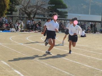 校庭で4年生が80メートル走をする様子