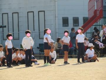 校庭で2年生が50メートル走をする際の選手紹介の様子