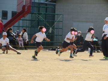 校庭で1年生が50メートル走をする様子