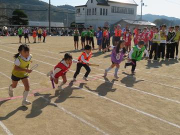校庭で自治会対抗リレースタートの選手たちの様子