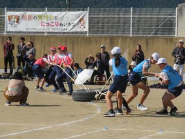校庭で高学年タイヤ引きの様子