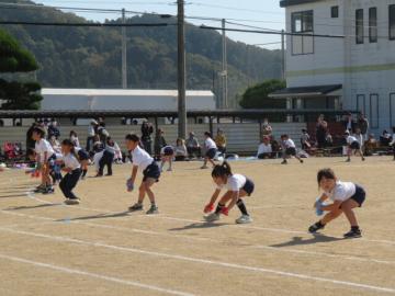 校庭で低学年ダンスの様子