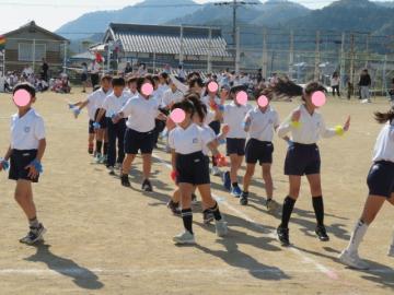 校庭で低学年ダンス退場の様子