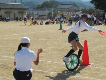 校庭での一輪車リレーの選手たちの様子