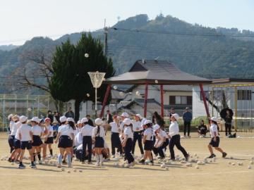 校庭で低学年ダンシング玉入れをする児童たちの様子