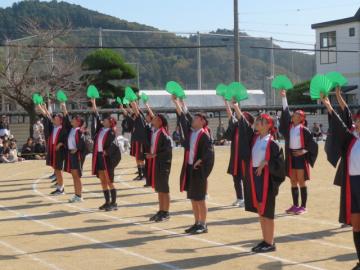 校庭で高学年ダンスをする児童たちの様子