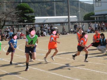 校庭での自治会対抗リレー決勝戦の選手たちの様子