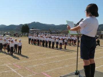 閉会式で朝礼台に立つ児童代表の挨拶の様子
