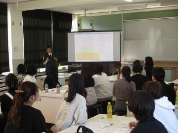 会場内で保護者が講座を聴く様子